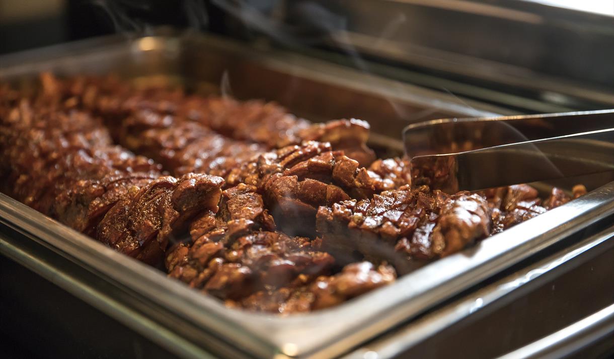 På juleølsmakingen 13. november serverer vi Osebros egen juletapas med ribbe og pinnekjøtt – perfekt sammen med åtte utvalgte juleøl og gode historier fra bryggeriene.