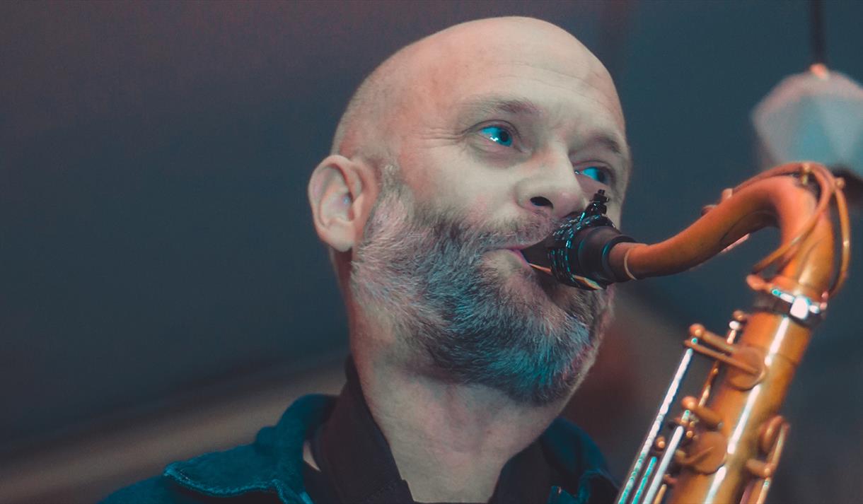 mann som spiller saxofon