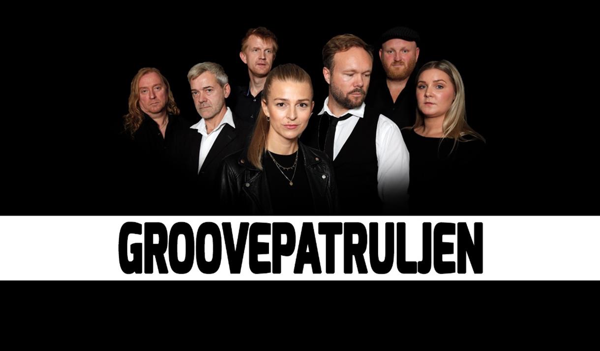 sort bilde med mennesker i sorte og hvite klær