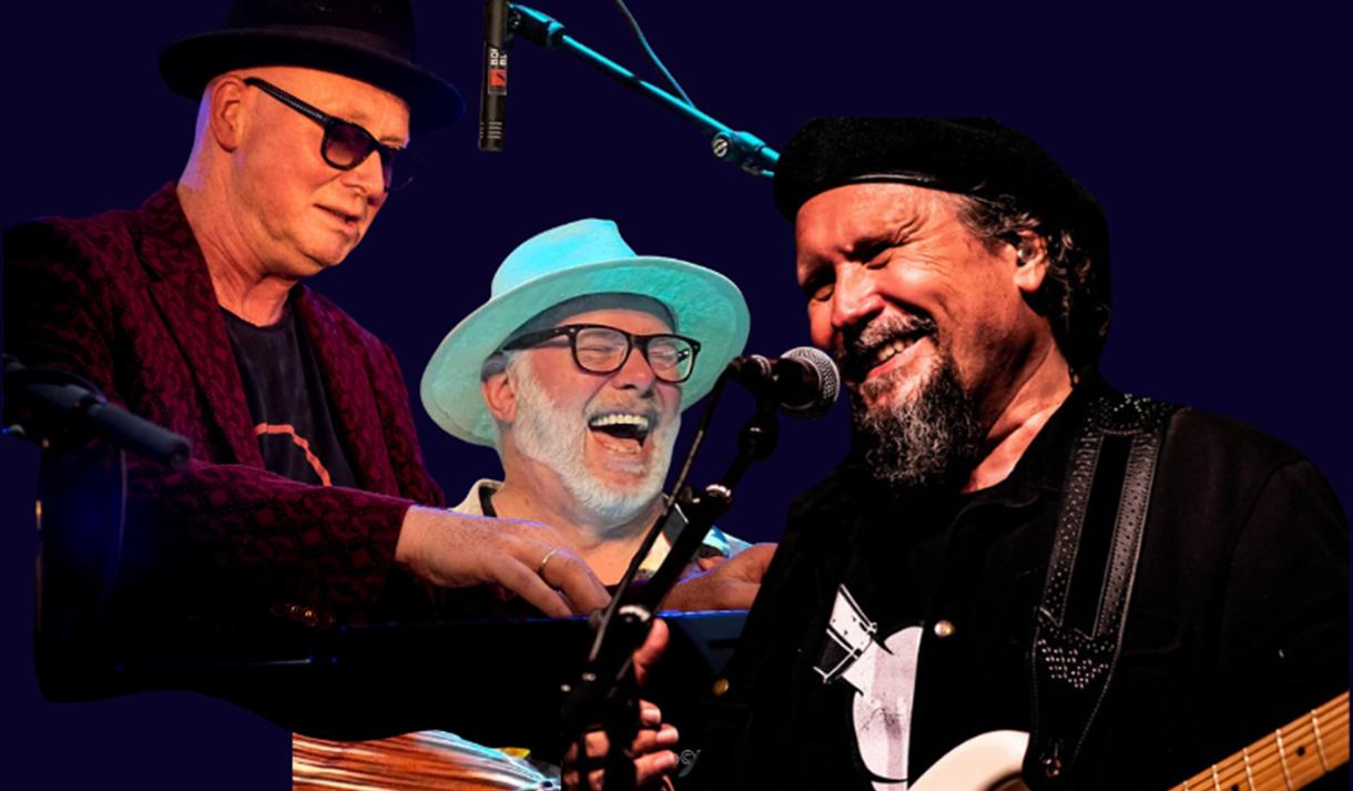 tre menn , to med sort hatt og en turkis hatt.