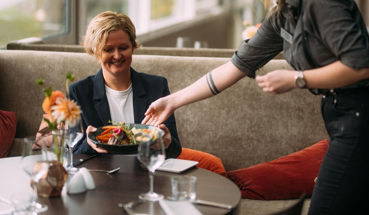 gjest på restaurant til Bø Hotell