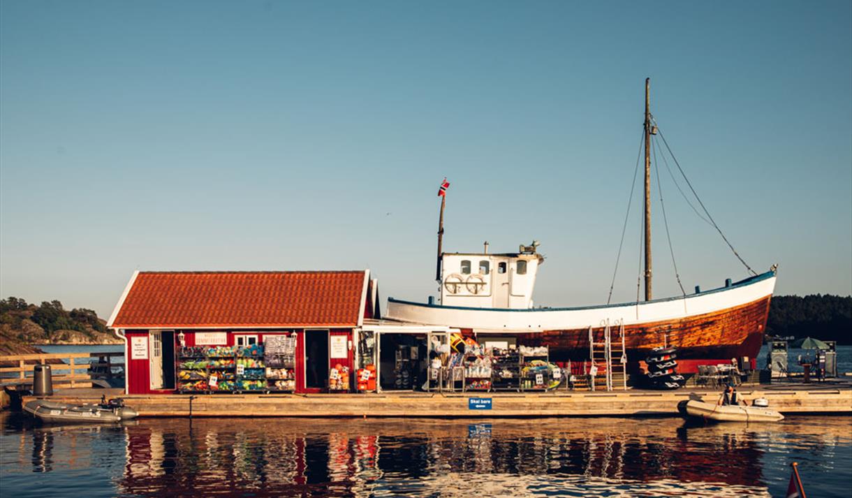 båter og folk ved Valle gjestebrygge