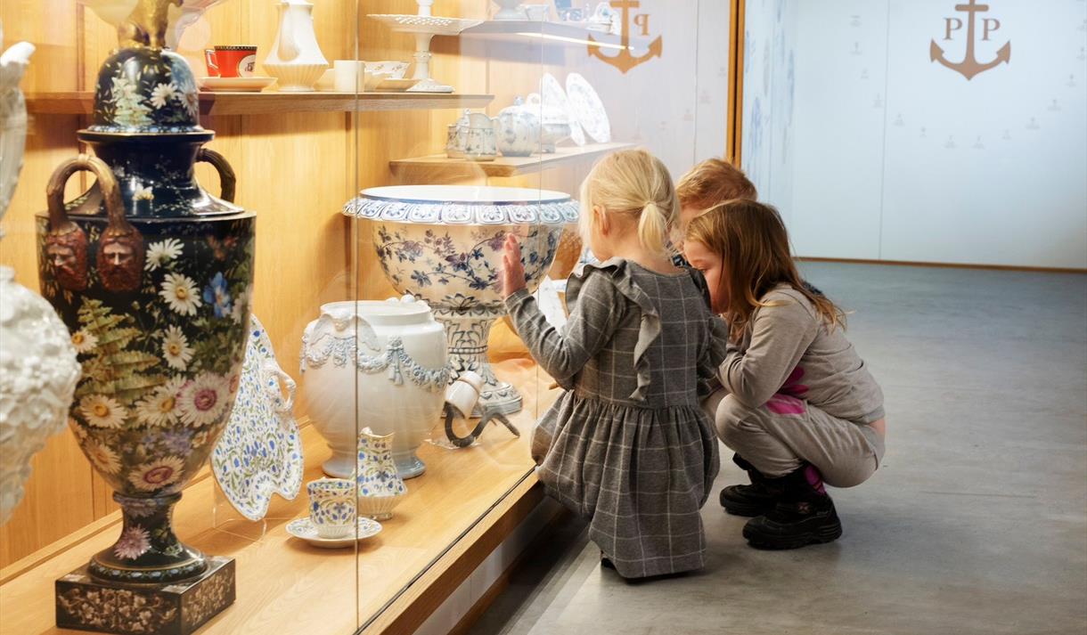 group of kids looking at the exhibition at the porcelain museum in Porsgrunn