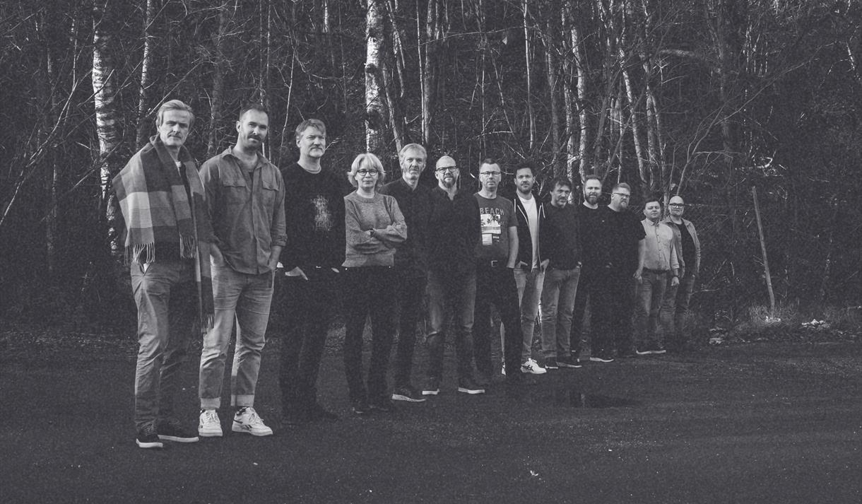 gruppe mennesker som står foran en skog