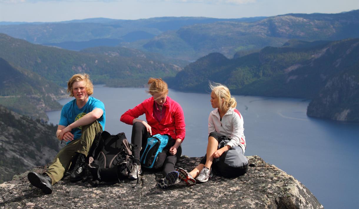 gruppe på 3 sitter på en topp