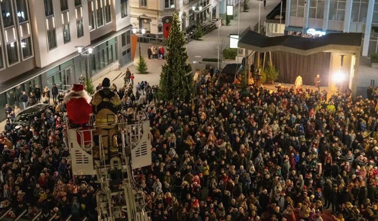 Tenning av julegrana i Skien med masse folk som ser på