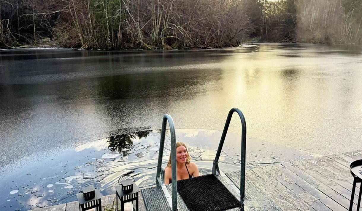 dame isbader ved sauna Skogens rom