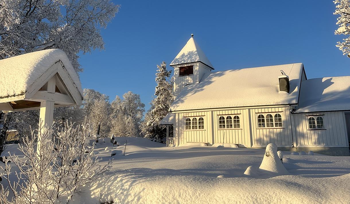 Møsstrond kirke om vinteren