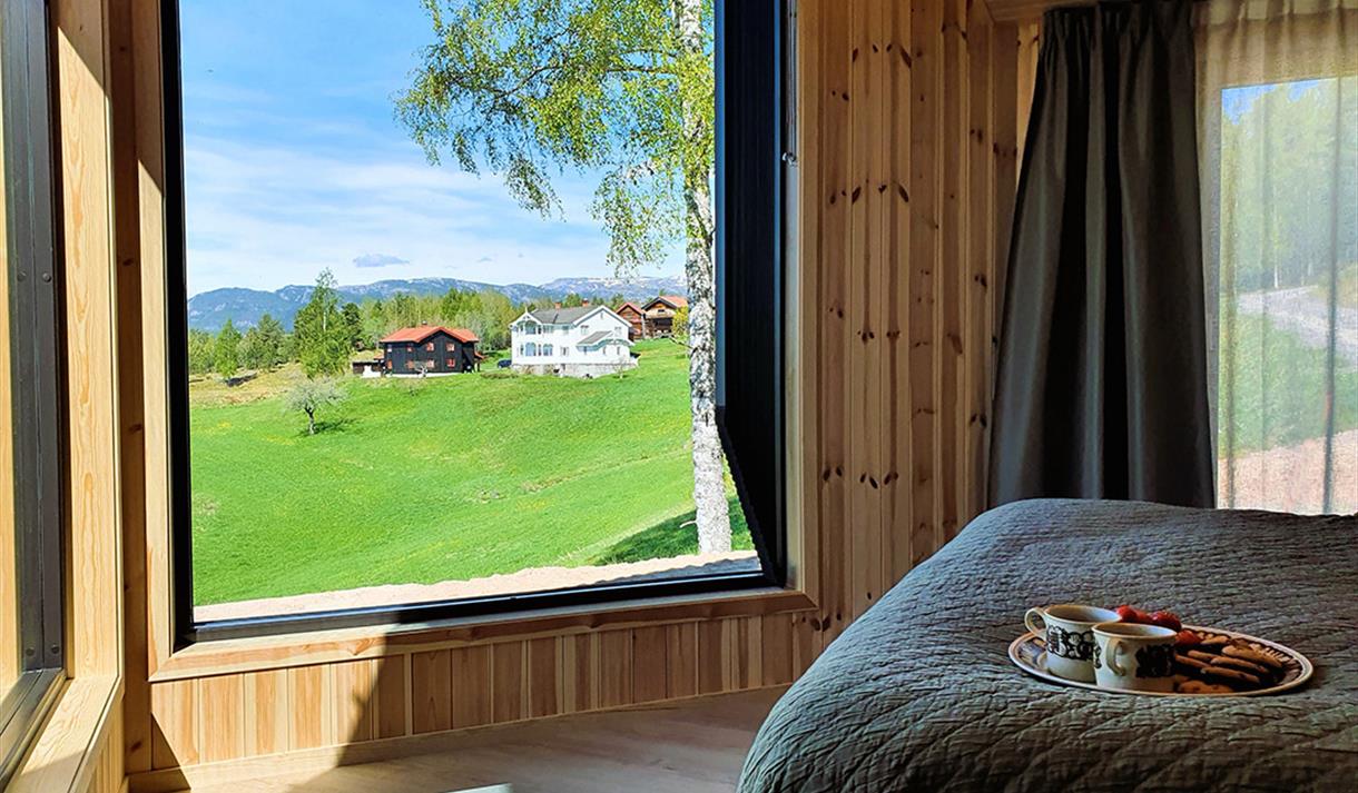 utsikt fra soverom på hytte på Bplkesjø Gård