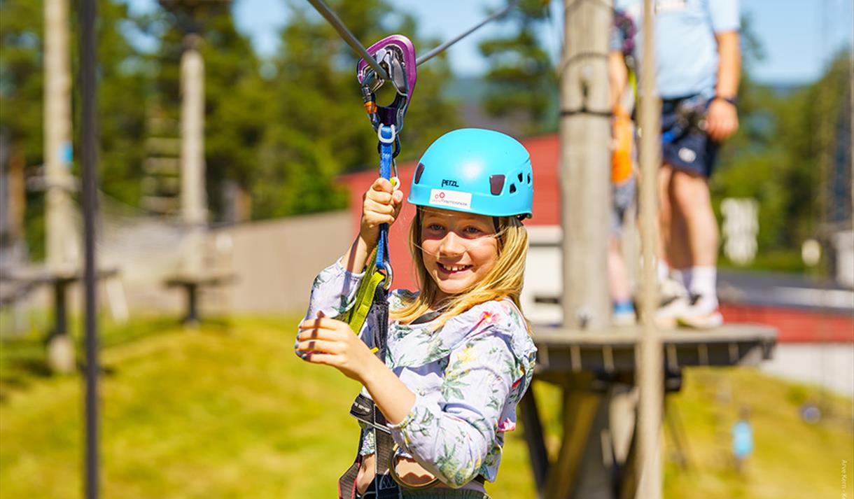 jente i klatreparken på Skien fritidsparken