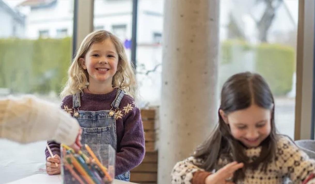 2 småjenter som leker med fargeblyanter