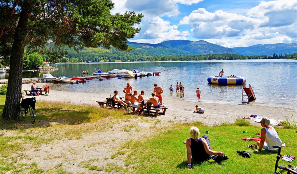 folk koser seg på Vaskarstrondi badeplass i Vrådal