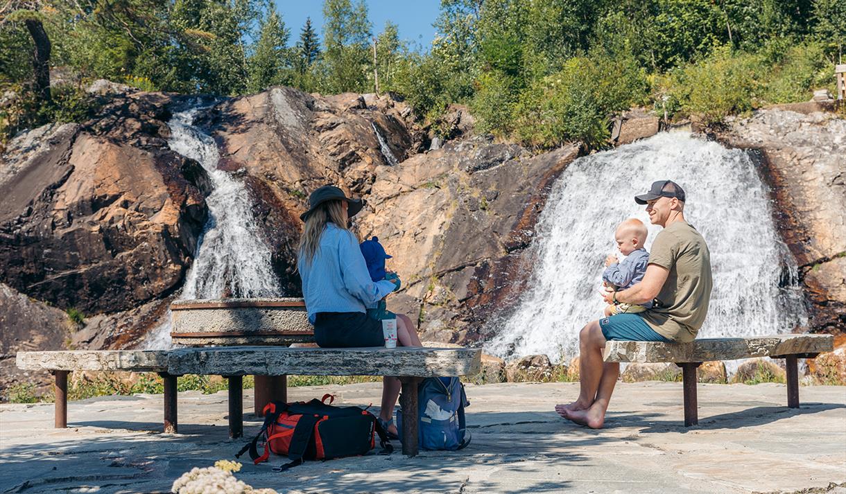 Family at the picnic area by Egderudfossen.
