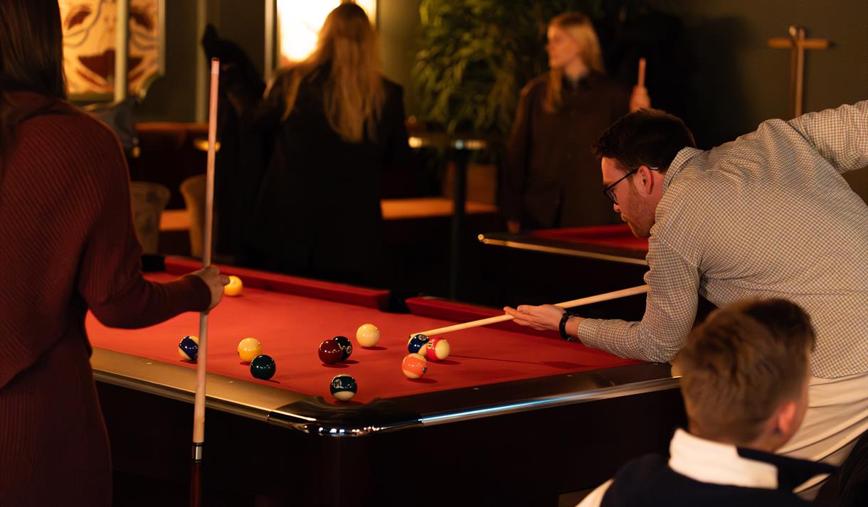 gjester spiller biljard på Gamle Polet Spillbar