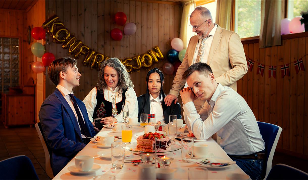 gruppe mennesker som sitter rundt et bord