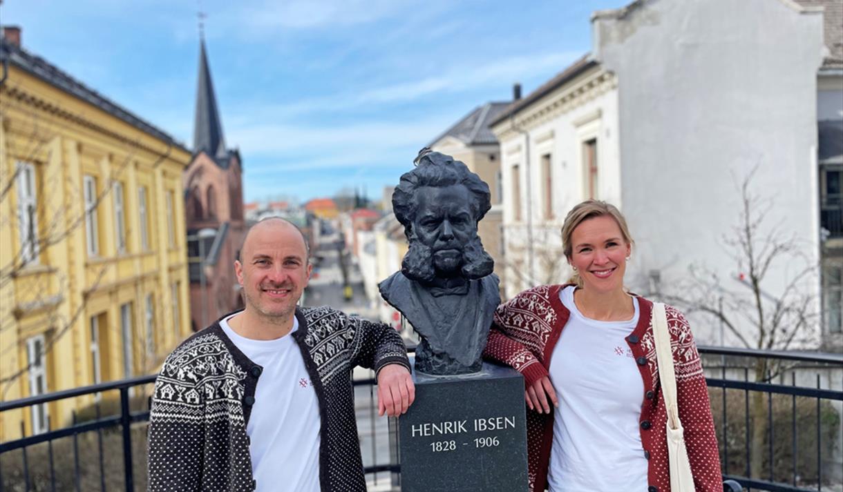 Henrik og Linnea fra telemark Museum ved Henrik Ibsen bysten