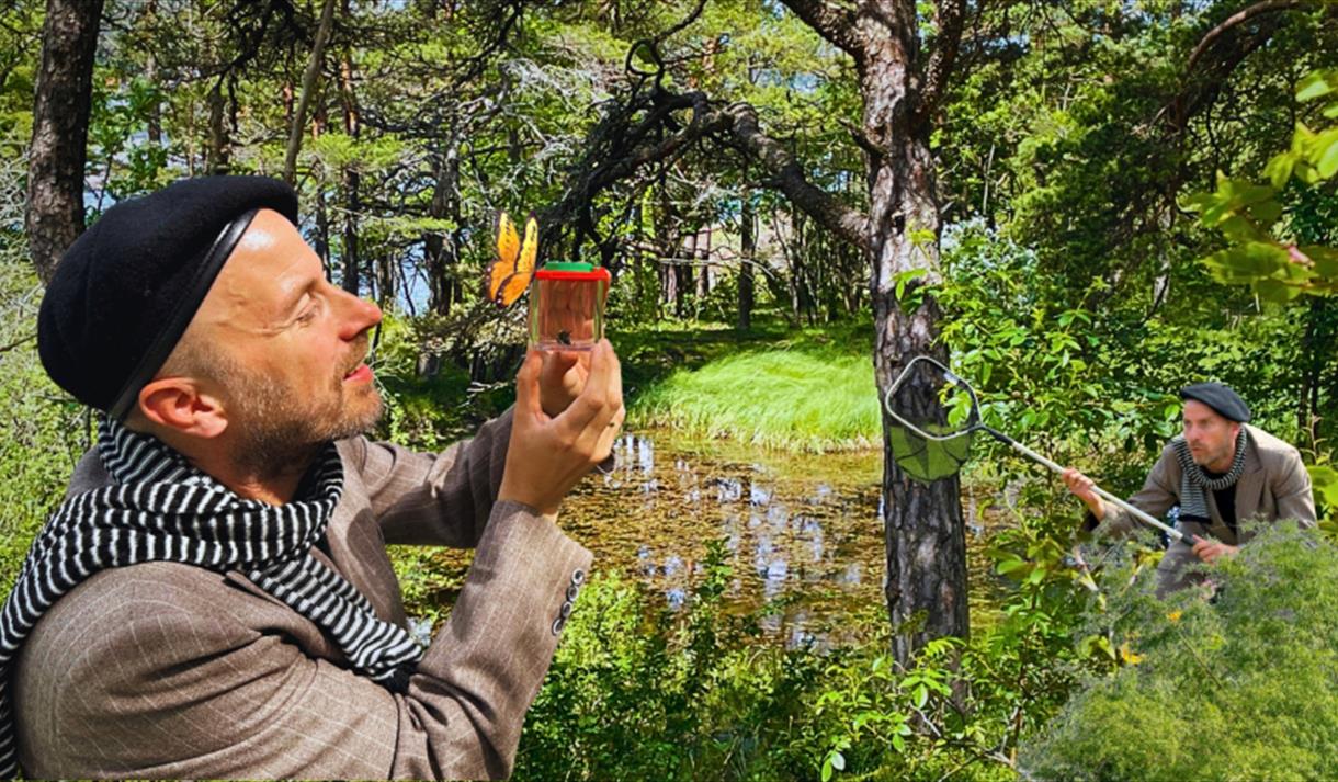 mann med sort alpelue med gul sommer fulg i hånda, trær skog og elv