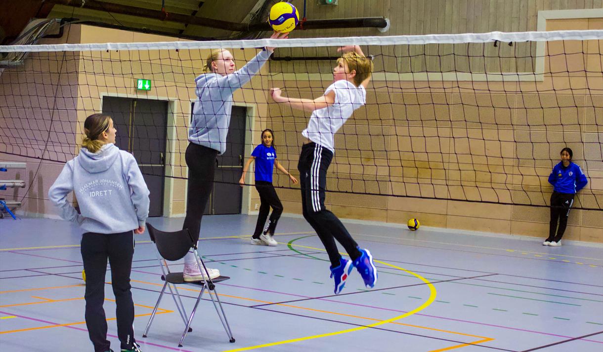 ungdommer som spiller volleyball