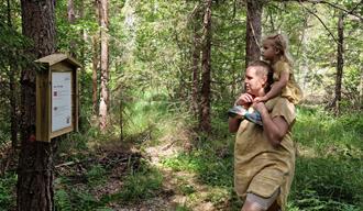 mother and daughter on an adventure trail in Drangedal