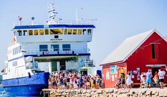 Av-og påstigning ved Tårnbrygga på Jomfruland.