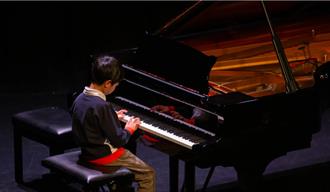 gutt foran piano