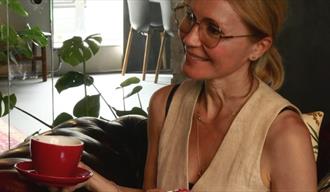 dame med en kopp kaffe
