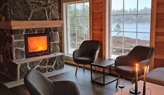 living room with beautiful fireplace in cottage Holmvann