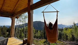 hammock on the terrace of the cottage at Vidsyn Midjås in Dalen