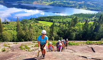 gruppe går opp Via Ferrata i Fyresdal