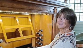 Nina Irslinger på orgelkrakken i Skåtøy kirke