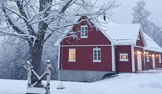 rød hus om vinteren