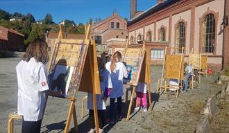 Kunst med Kids på Telemark Kunstmuseum. Bildet viser barns som står foran staffeli og maler