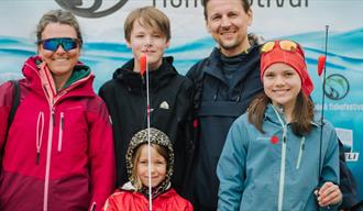 familie på fiskefestival på Haukeli