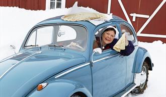 Bodil Nordjore i blå bil