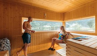 Par nyter varmen i Saga Sauna.