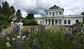 3 jenter som står foran Ulefos Hovedgaard