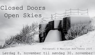 sort hvitt bilde med snødekte trær og militær bunkers