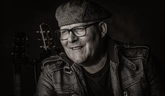 sort hvitt bilder av mann med lue og sorte briller