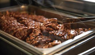 På juleølsmakingen 13. november serverer vi Osebros egen juletapas med ribbe og pinnekjøtt – perfekt sammen med åtte utvalgte juleøl og gode historier fra bryggeriene.