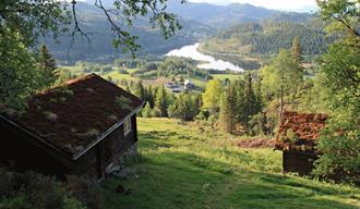 Sommarbilde, frå Øverbø med utsikt mot bygda