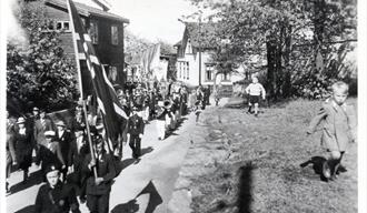 Bildet er tatt 17.mai 1945 av Samuel Stavdahl. Fotografiet har inventarnummer BKM.F.004113