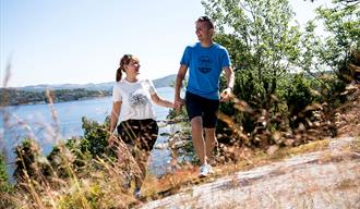 Man and woman walking on Bjørkøya in Porsgrunn.