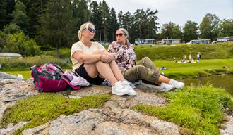 2 damer sitter på en svaberg på Dikkon badeplass på Sandøya i Porsgrunn