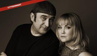 sort hvitt bilde av mann og dame