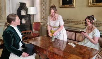 skuespiller kledd ut som folk fra historiene til Jane Austen