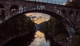 vakker bro i stein,om kvelden