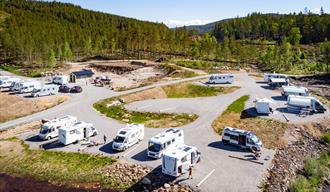 motorhomes at Villmarkseventyret camping in Drangedal