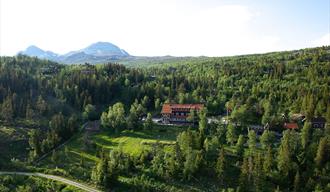 Tuddal Høyfjellshotel in the summer with Gaustatoppen in the background