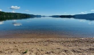 strand ved en rolig innsjø