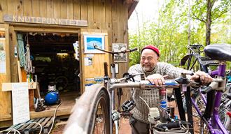 "Sykkelknut" is repairing bicycles